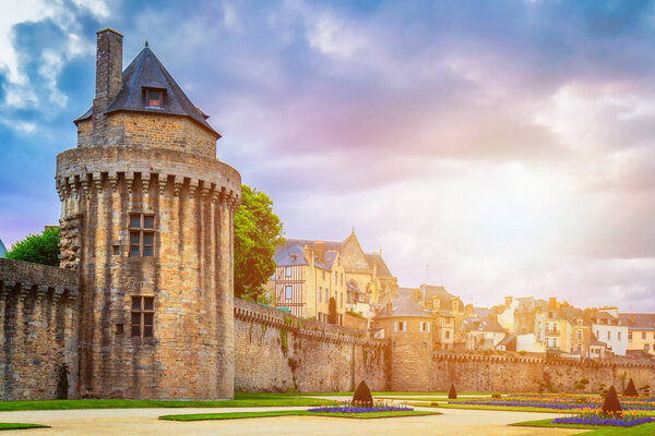 La tour du Connétable et les jardins des remparts de Vannes